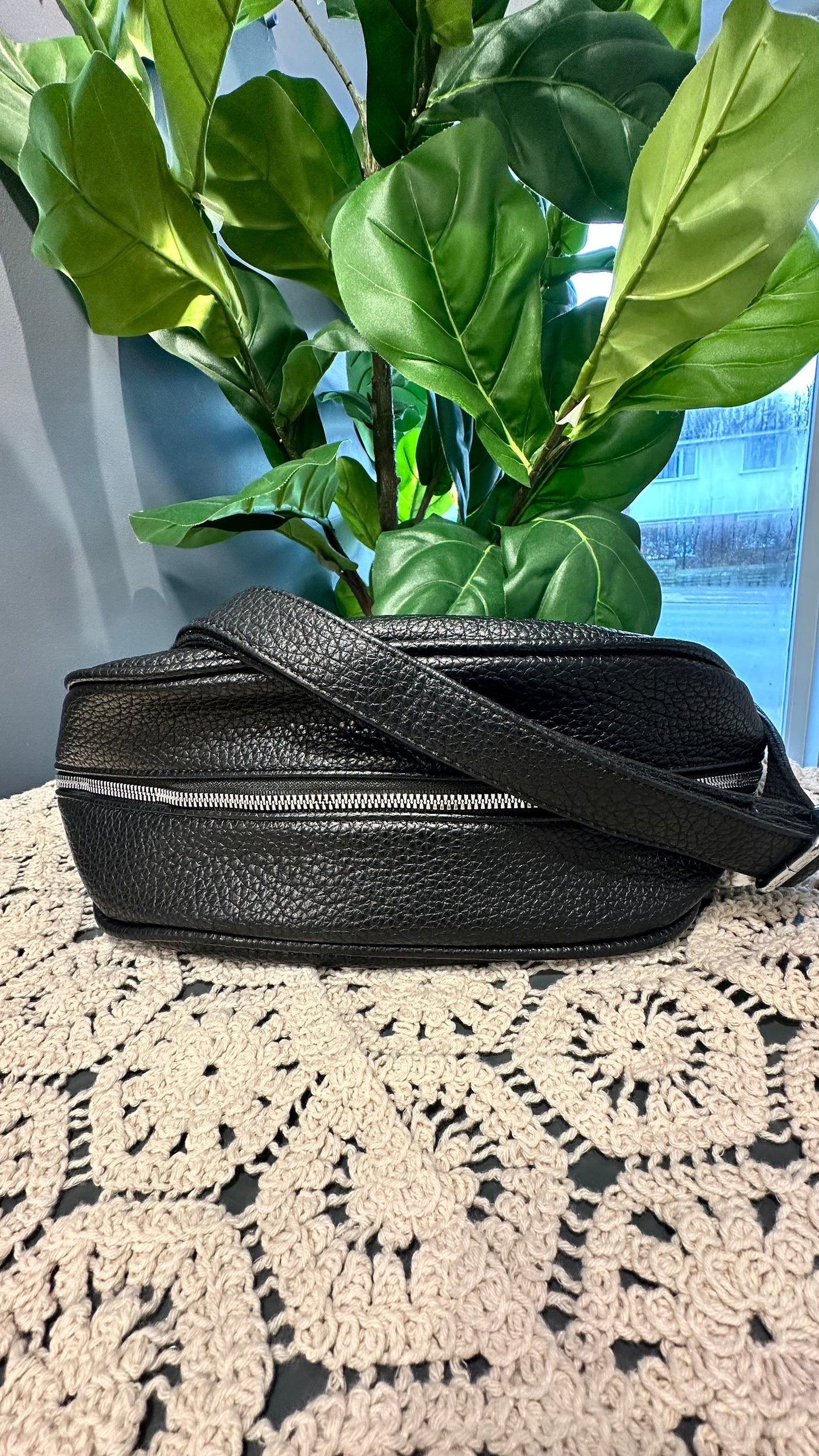 FAUX LEATHER BUM BAG BLACK *New