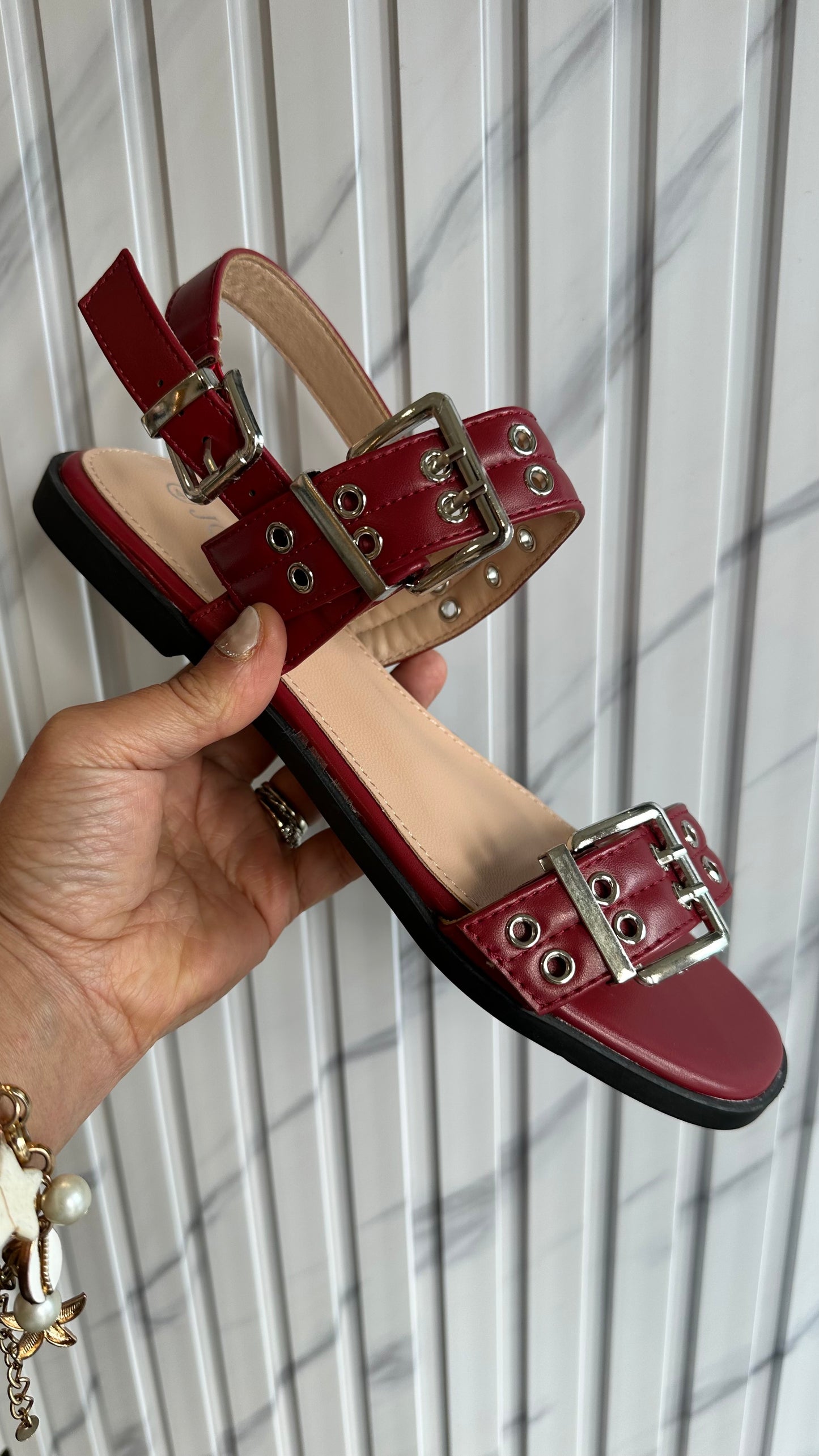 JASE EYELET SANDAL RED *New