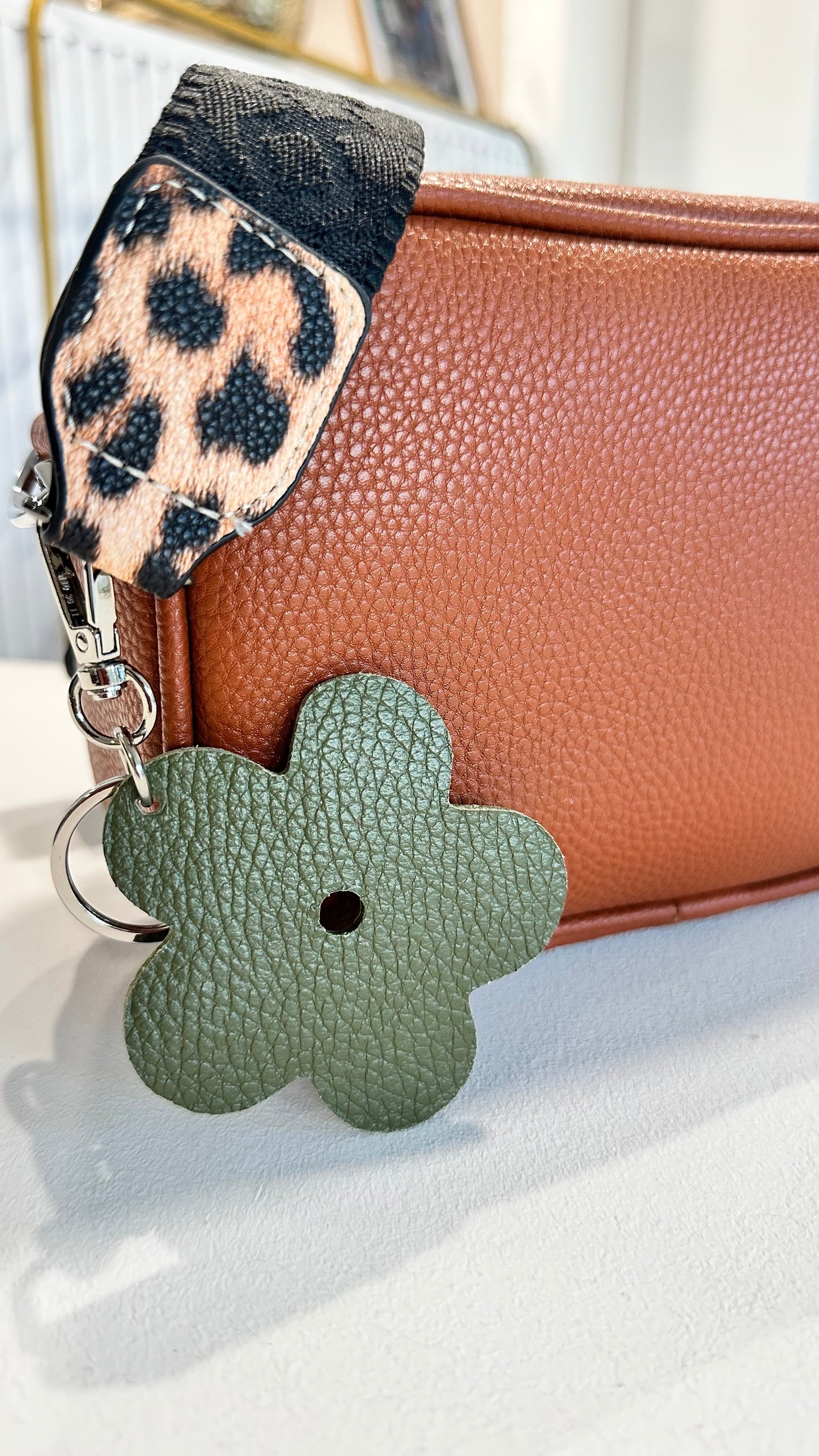 FLOWER LEATHER KEYRING BAG CHARM CHARM KHAKI *New