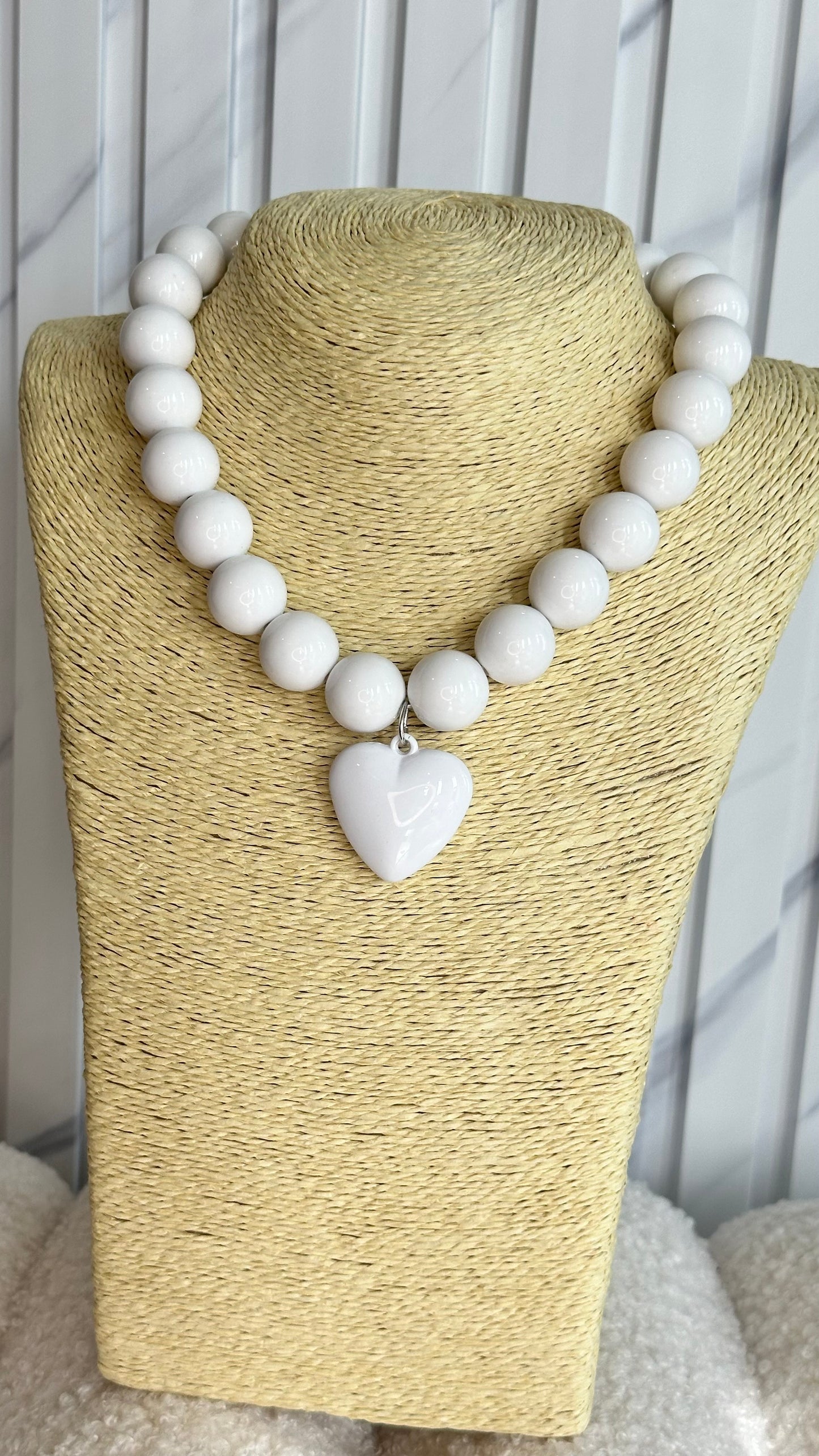 BOHO VINTAGE WHITE BEADED PENDANT NECKLACE