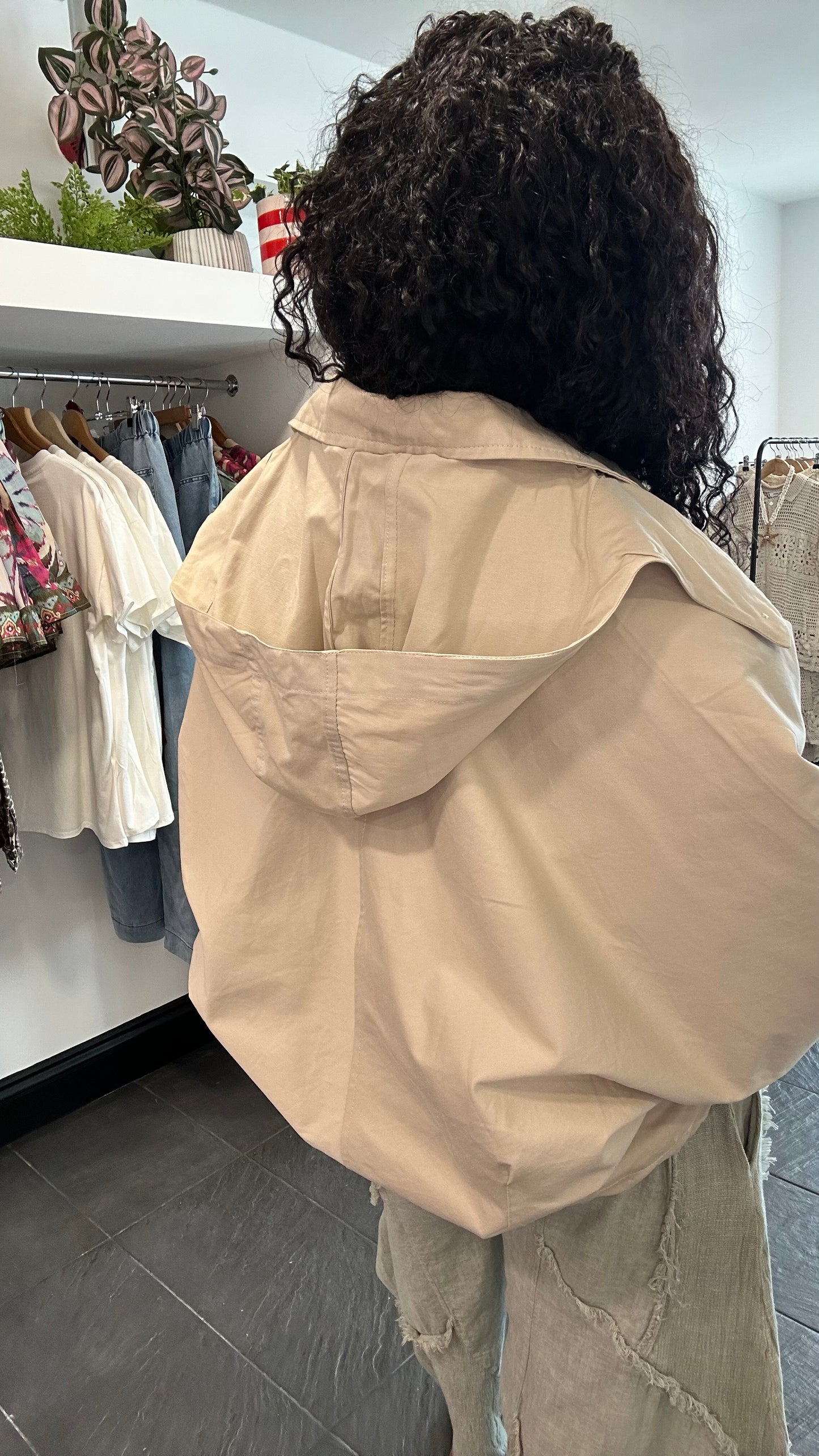 SALE HANDLY CROPPED TRENCH WITH DETACHABLE HOOD