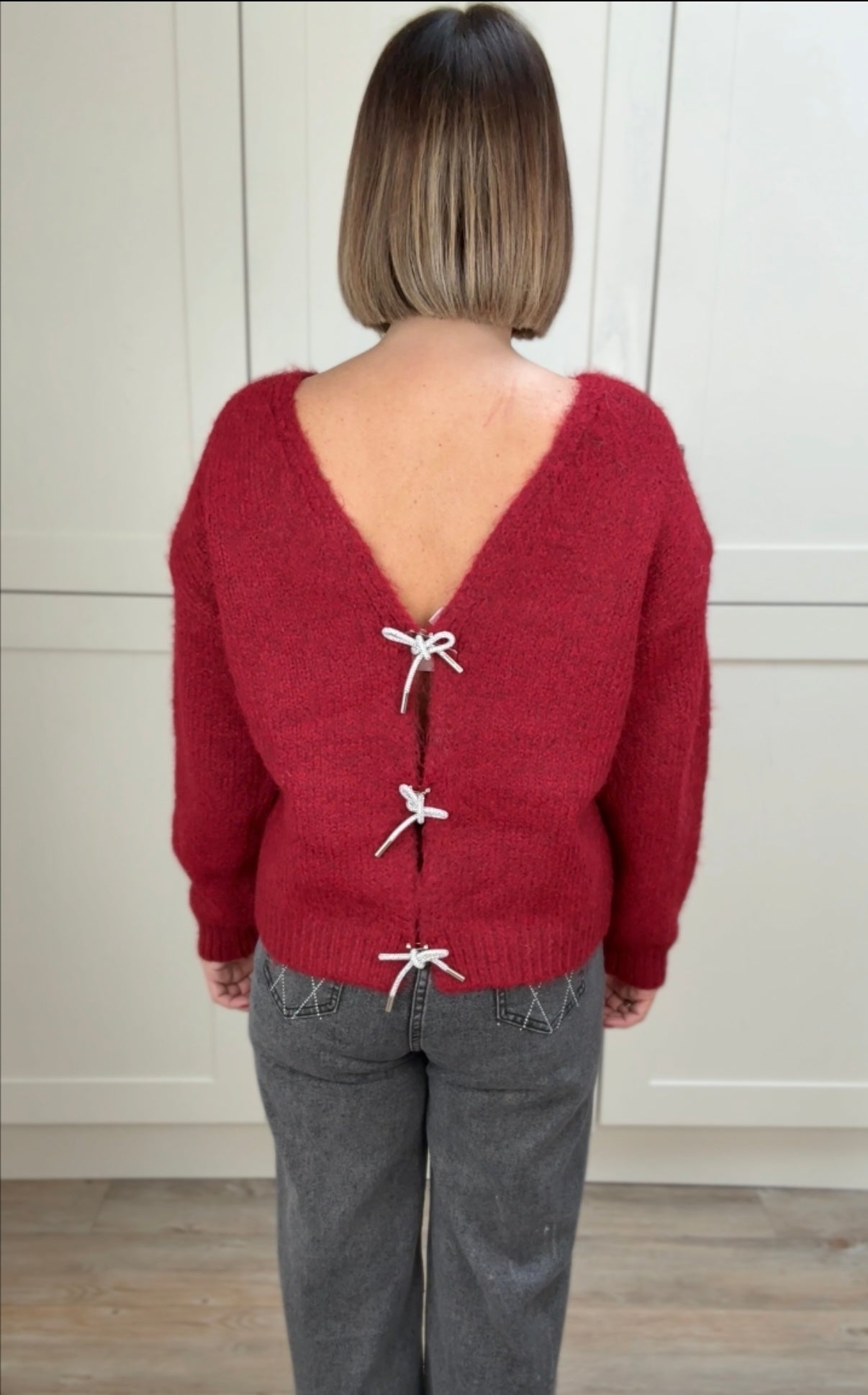 DIAMANTE BOW V-NECK KNIT JUMPER WINE *New