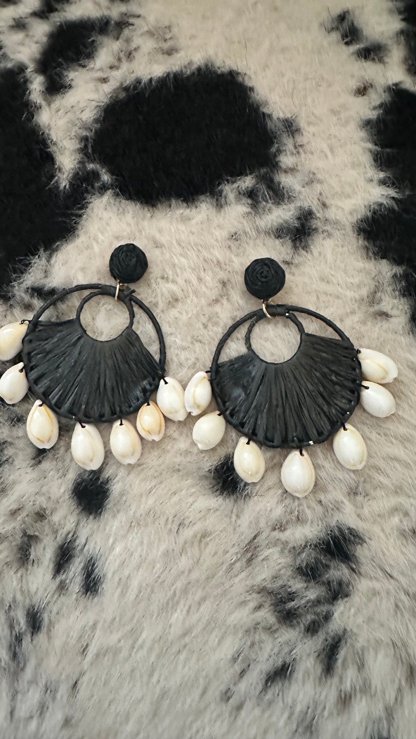 SHELL & RAFFIA EARRINGS BLACK *New