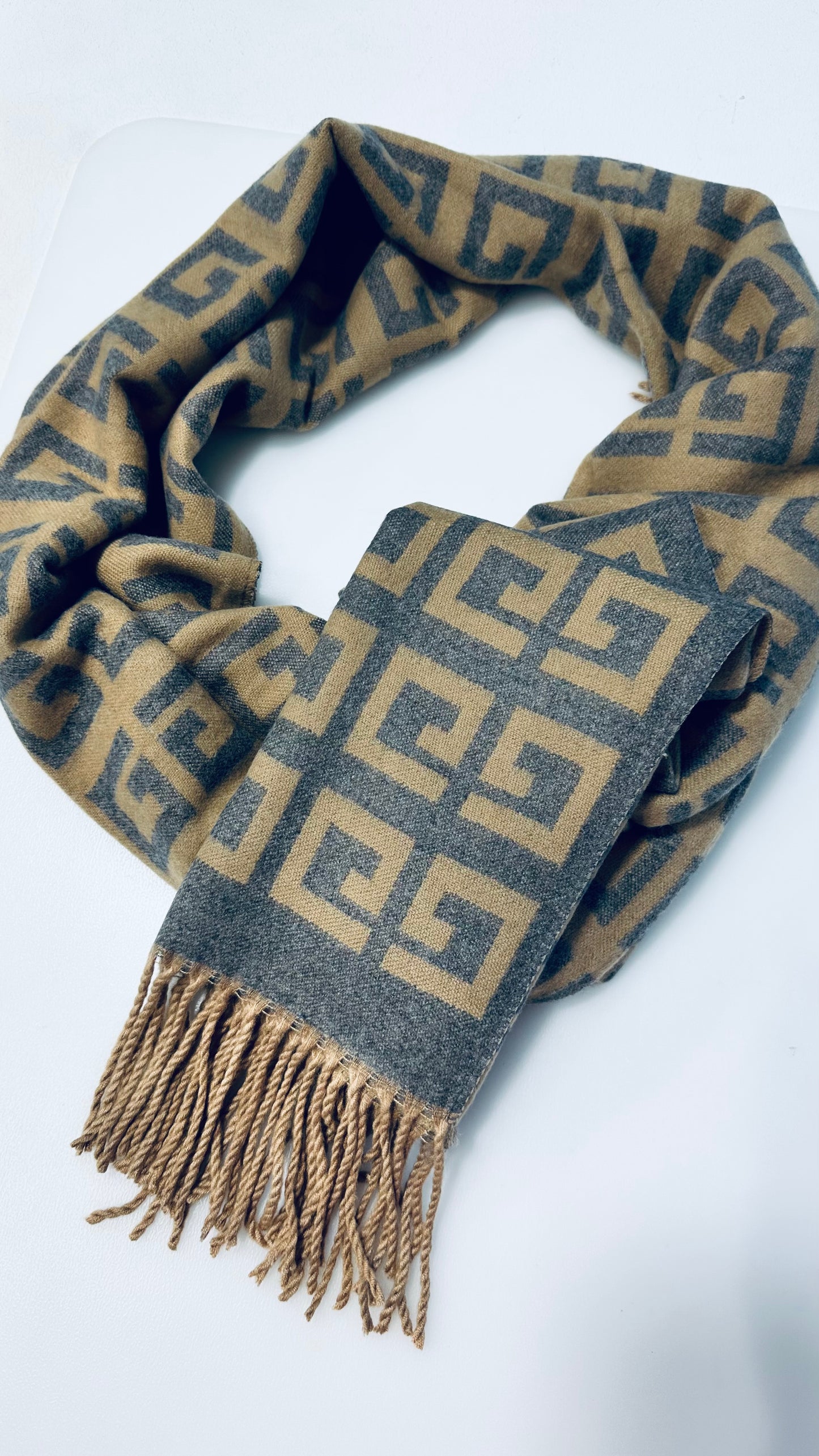 GEOMETRIC REVERSIBLE SCARF TAUPE & GREY *New