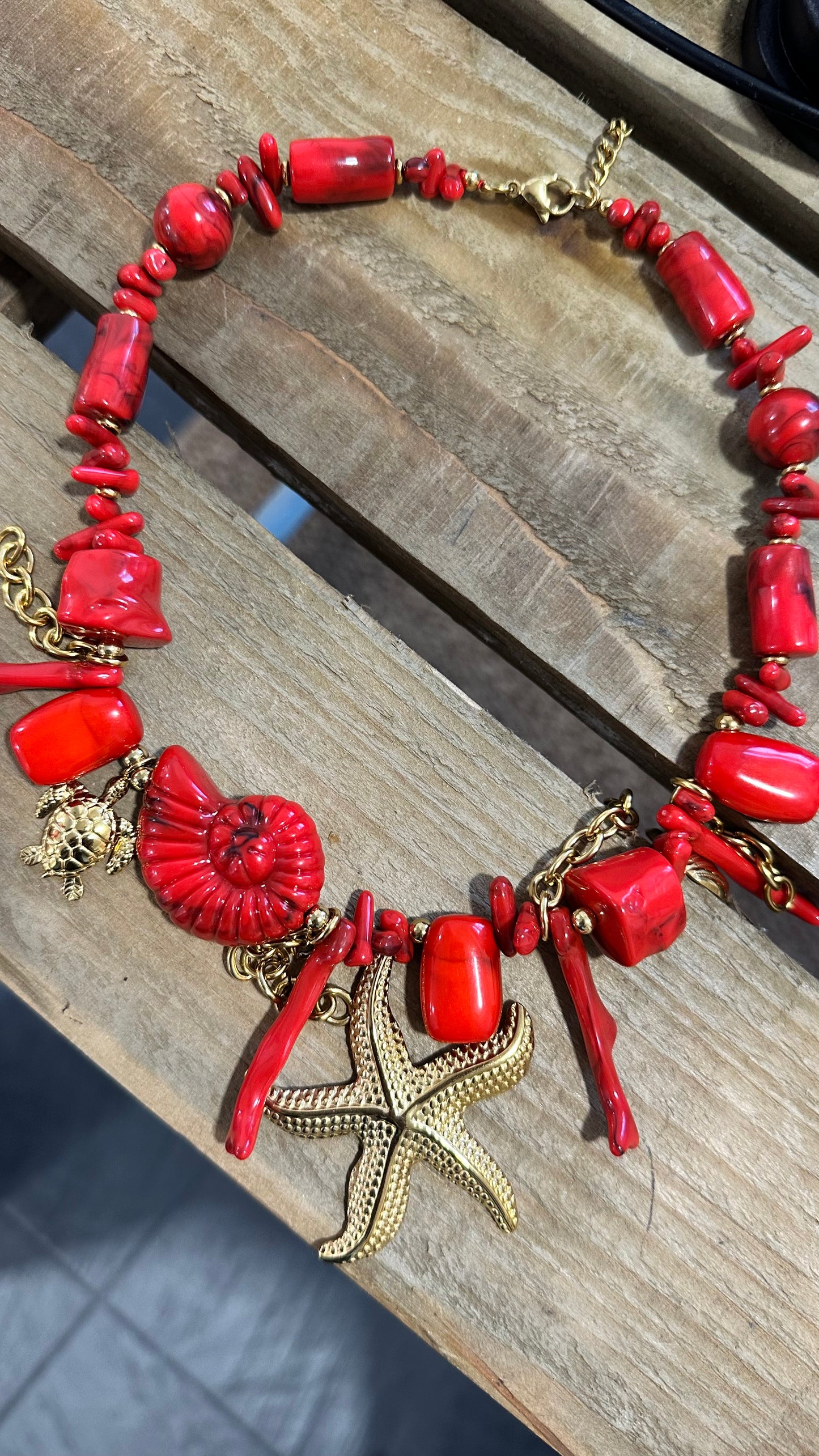 COASTAL CHARM NECKLACE RED *New
