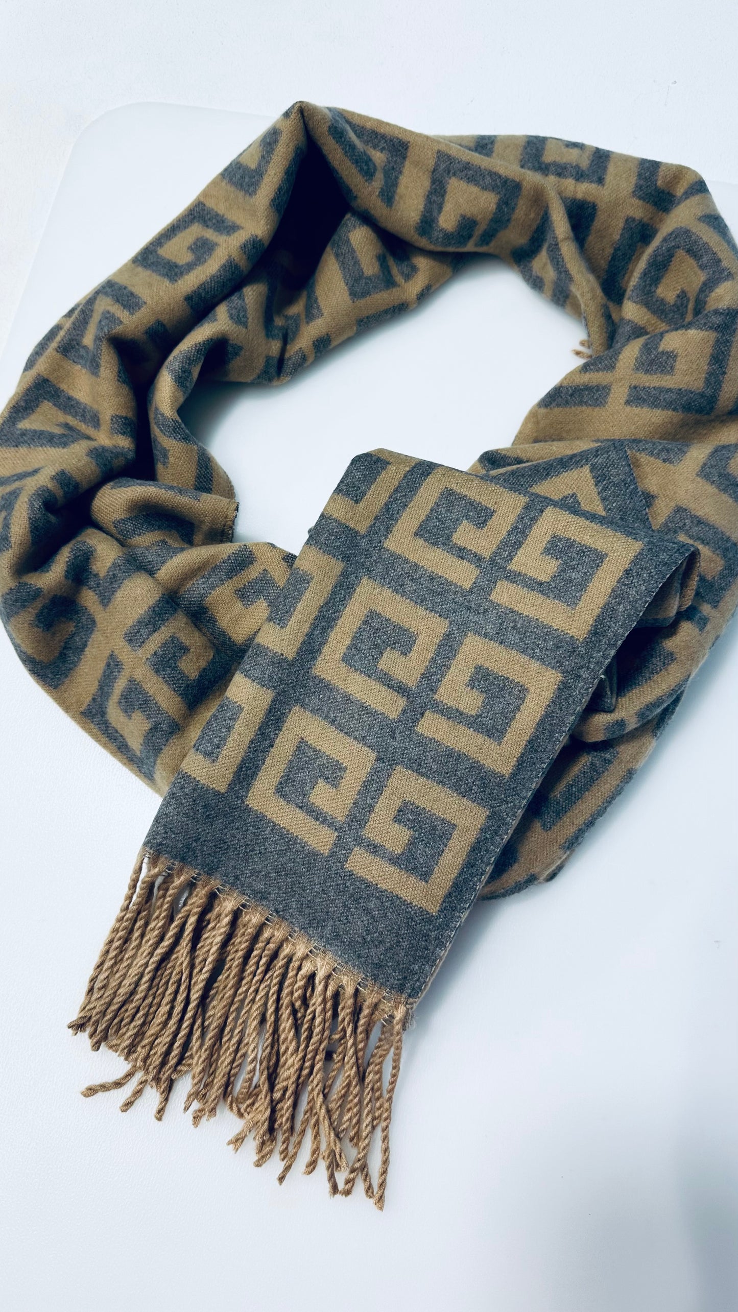 GEOMETRIC REVERSIBLE SCARF TAUPE & GREY *New