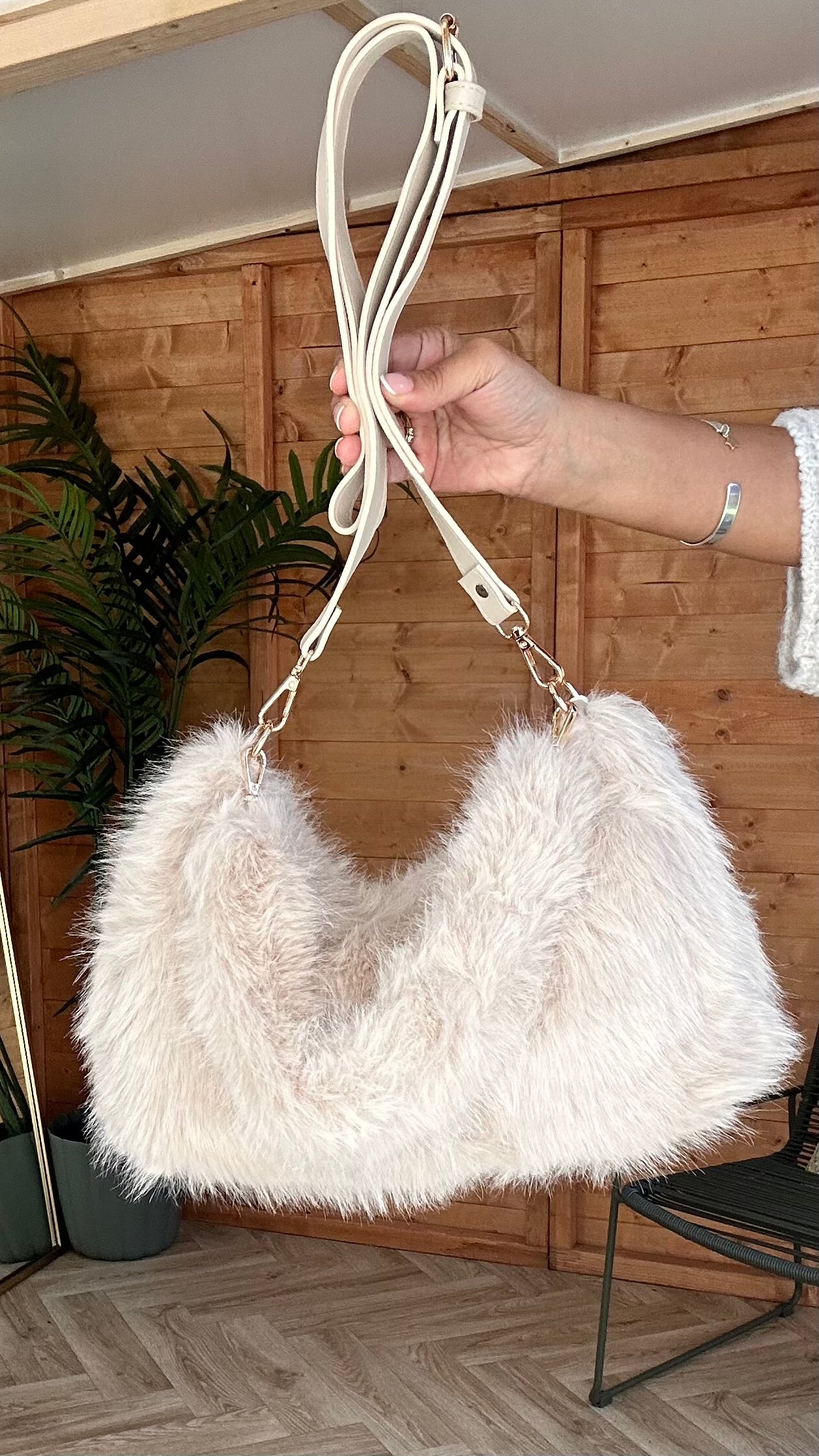 EZMAI FAUX FUR HANDBAG CREAM *New