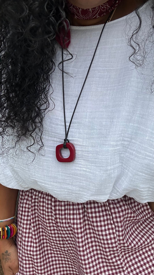 RESIN PENDANT BURGUNDY *New