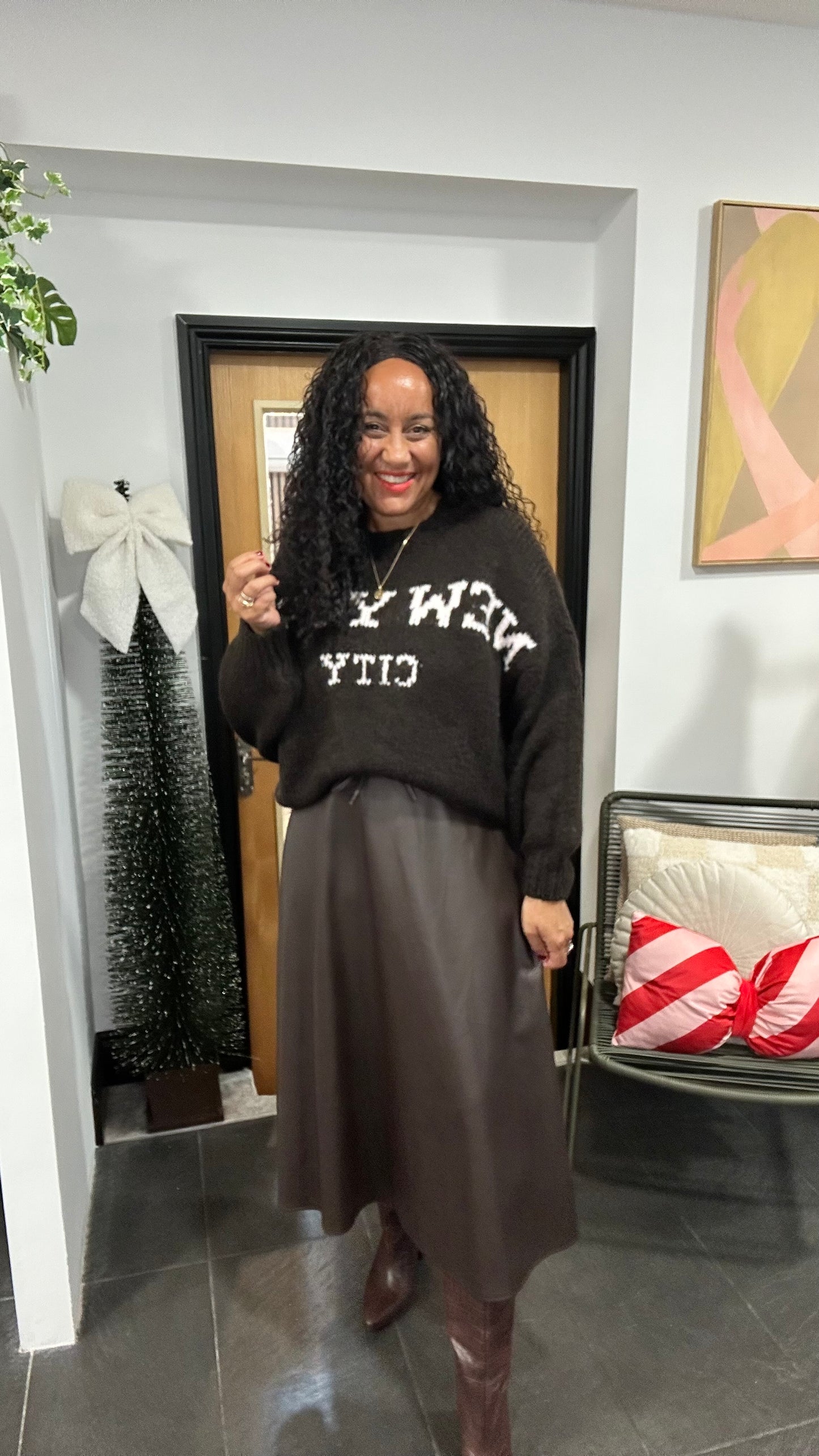 NEW YORK CHUNKY KNIT DEEP BROWN POWDER PINK TEXT *New