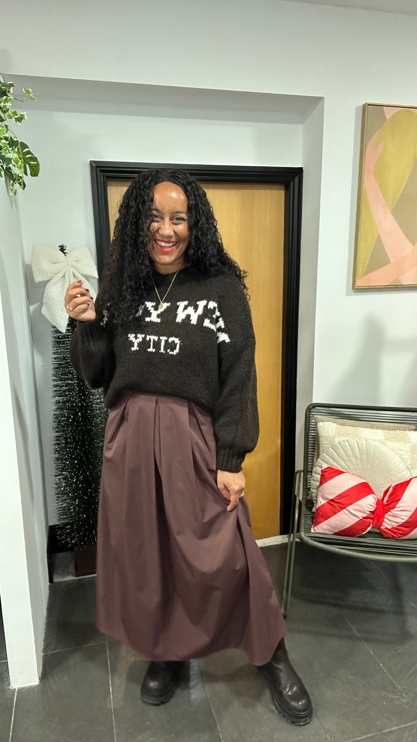 NEW YORK CHUNKY KNIT DEEP BROWN POWDER PINK TEXT *New