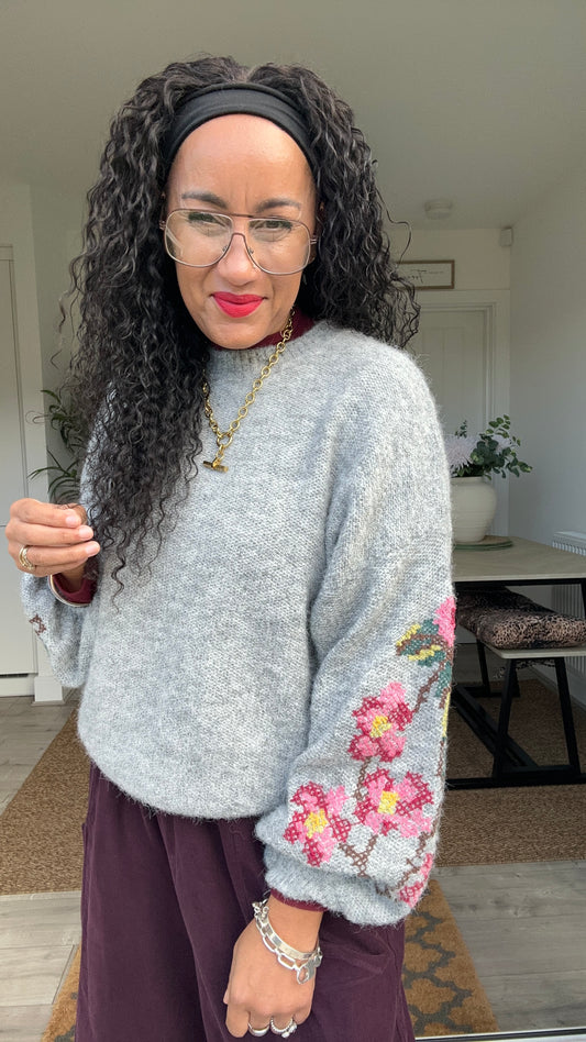 CARRIE EMBROIDERY SLEEVE KNIT GREY *New