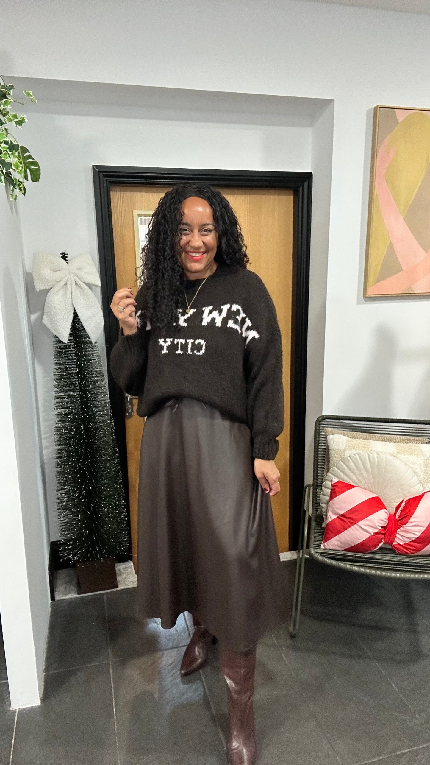 NEW YORK CHUNKY KNIT DEEP BROWN POWDER PINK TEXT *New