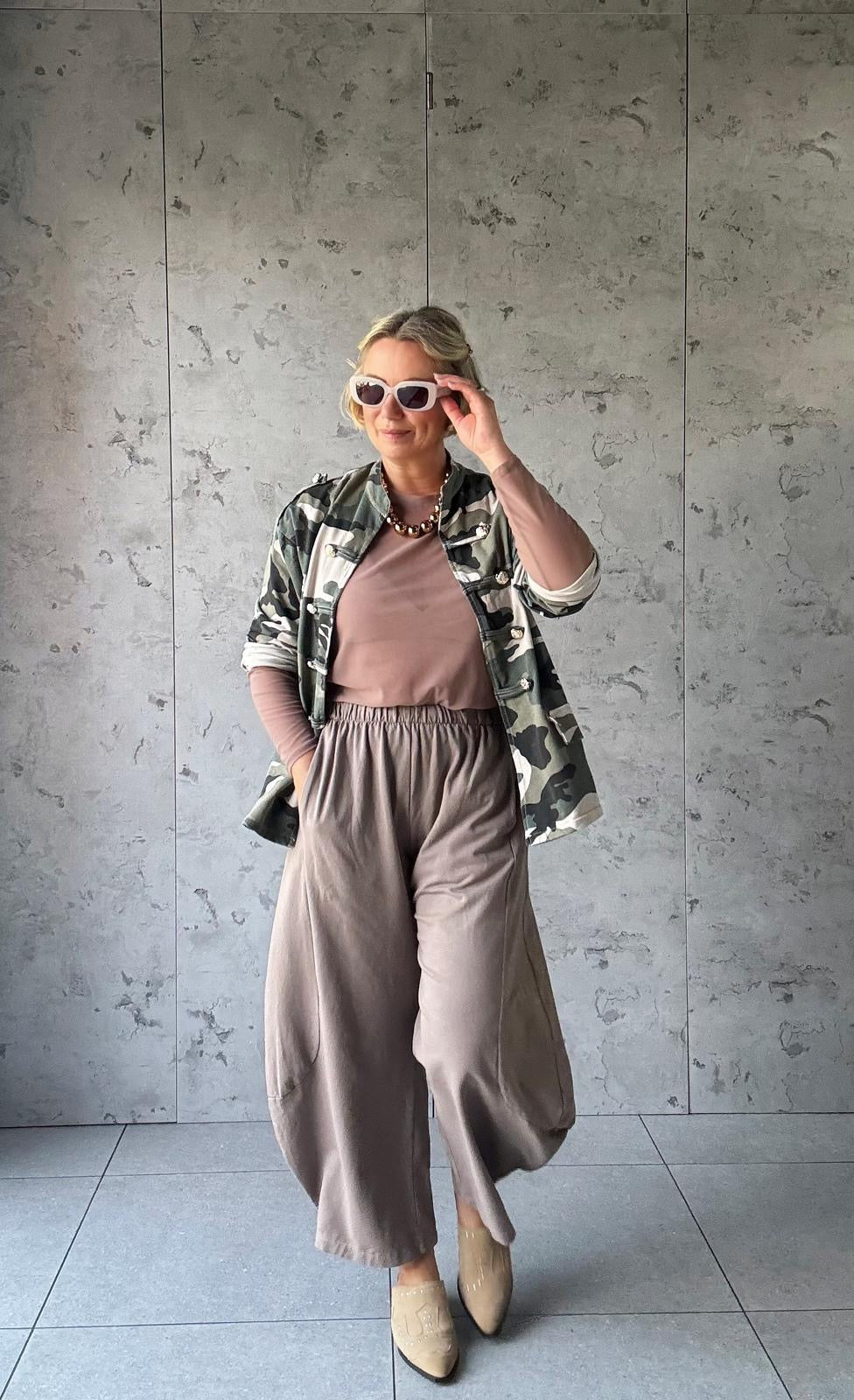 DEBORAH POCKET BARREL LEG TROUSERS DEEP TAUPE *New