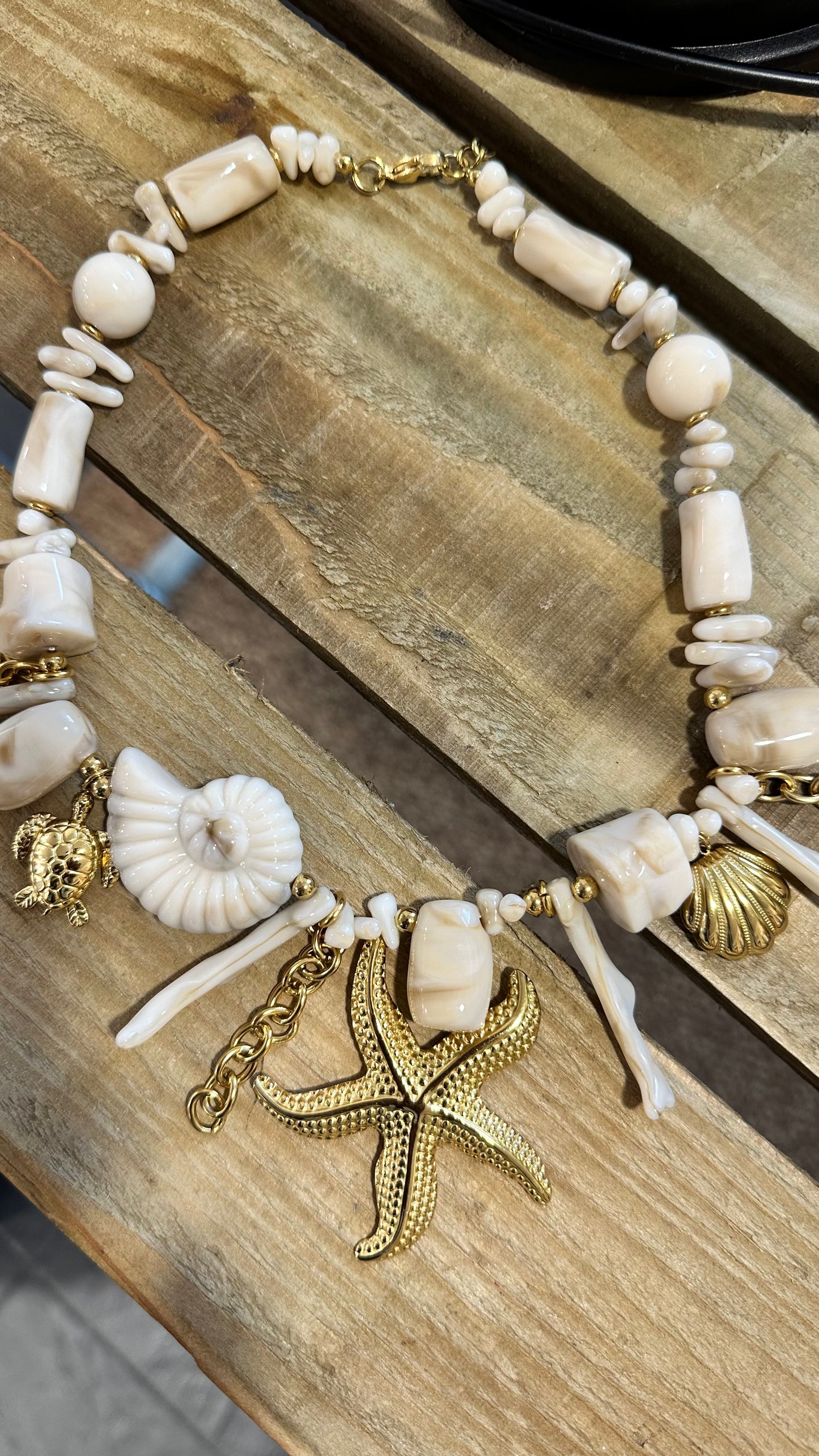 COASTAL CHARM NECKLACE CREAM *New