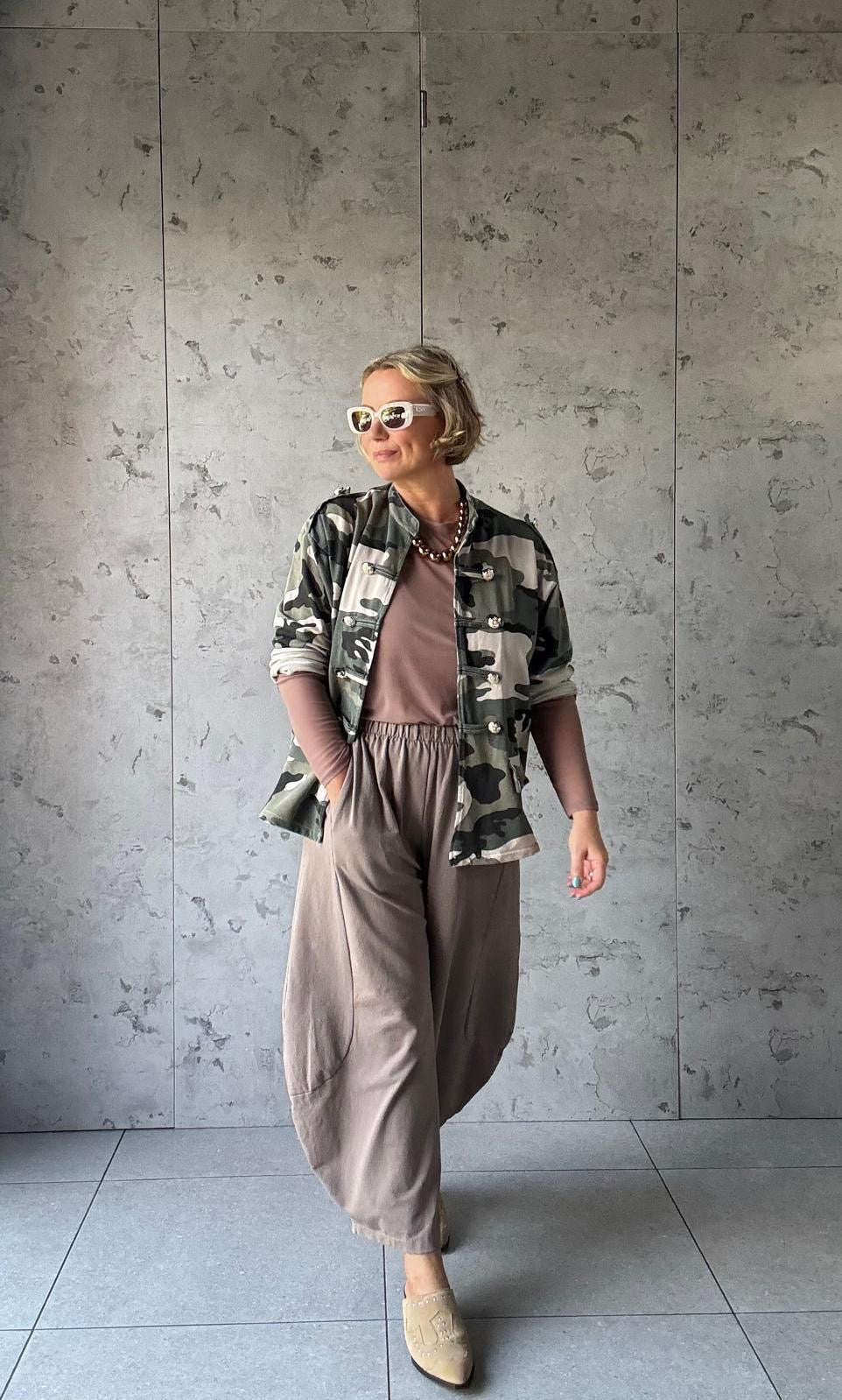 DEBORAH POCKET BARREL LEG TROUSERS DEEP TAUPE *New