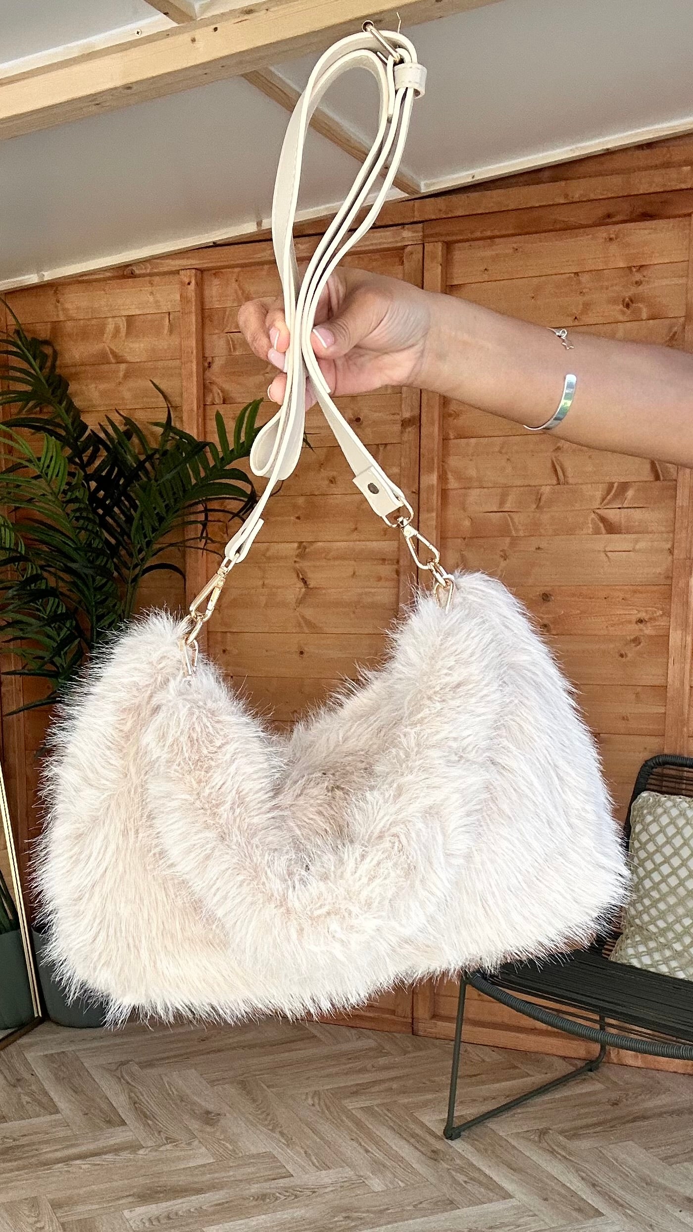 EZMAI FAUX FUR HANDBAG CREAM *New